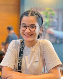 Cute girls DP trendy aesthetic portrait