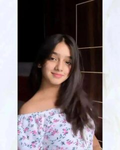 Cute girls DP simple and elegant look