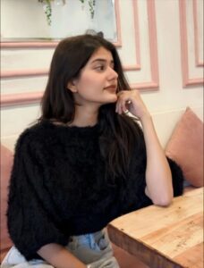 Cute girls DP bold fashion look wallpaper