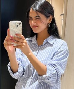 Girls DP stylish photo for Instagram profile