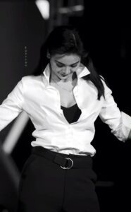 Stylish girls DP simple yet stylish photo