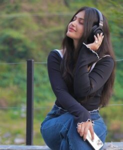 Stylish girls DP chic modern girl profile pic