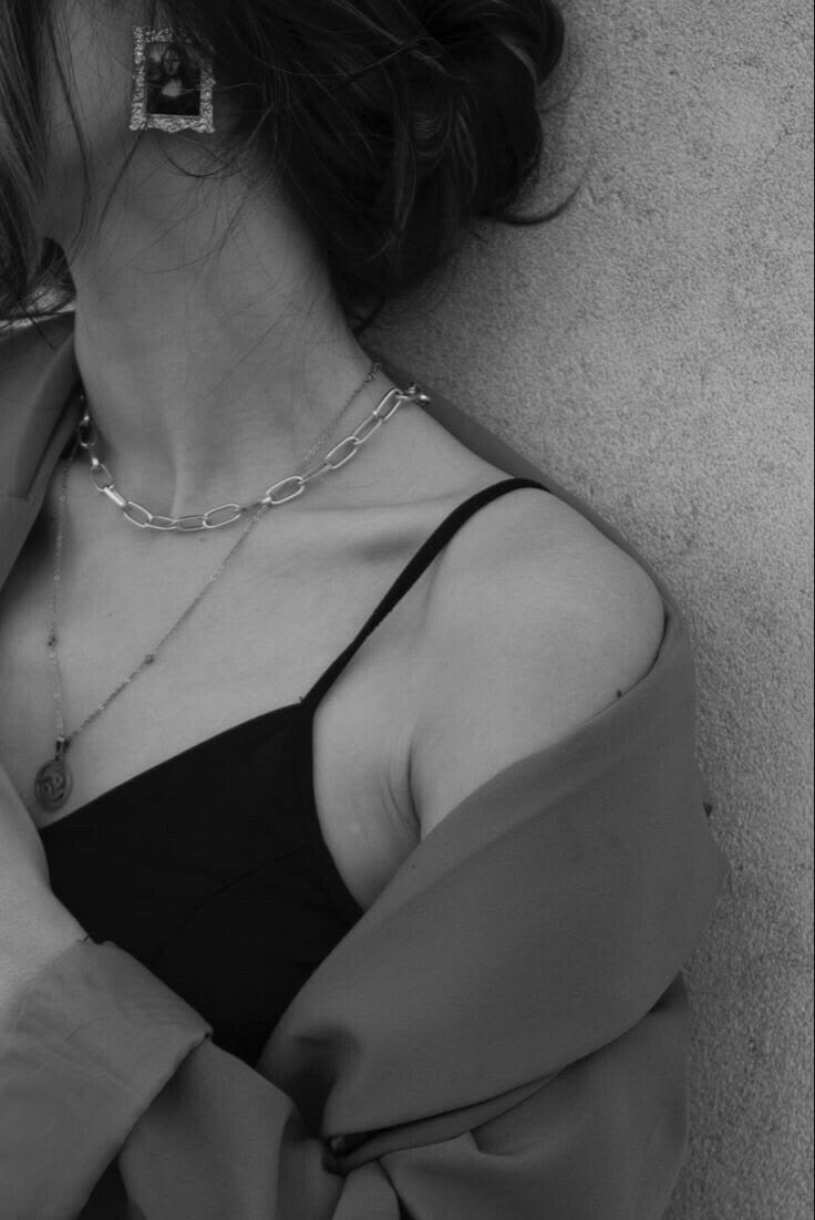 aesthetic hidden face girl pic black and white